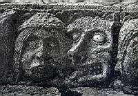 France,_Haute-Garonne,_Montsaunes,_Eglise_St-Christophe,_Facade,_Frise,_Tete_humaine_&_masque_grimacant (2)